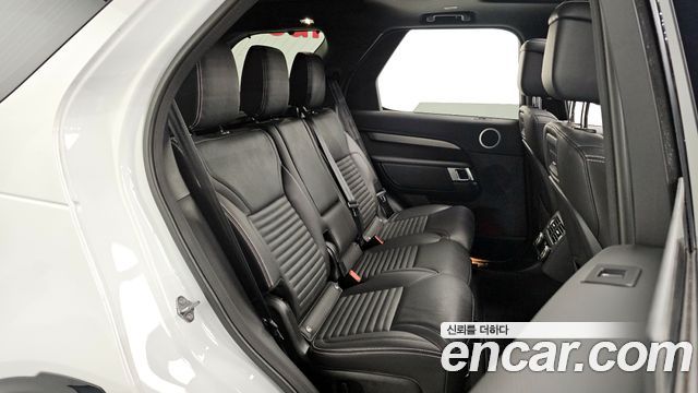 Land Rover Discovery 2023 — photo 11