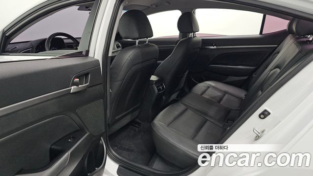 Hyundai AVANTE 2016 — photo 17