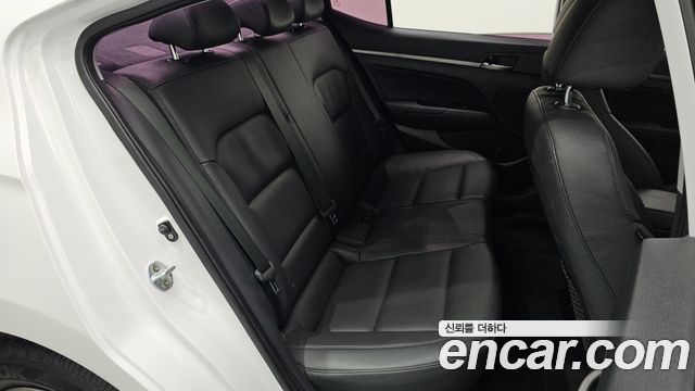 Hyundai AVANTE 2016 — photo 31