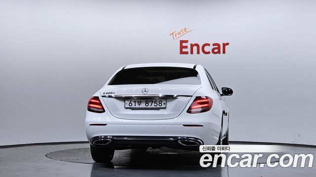 Mercedes-Benz E-Class 2017 — photo 4