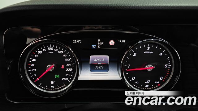 Mercedes-Benz E-Class 2017 — photo 11