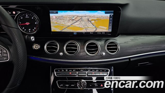 Mercedes-Benz E-Class 2017 — photo 20