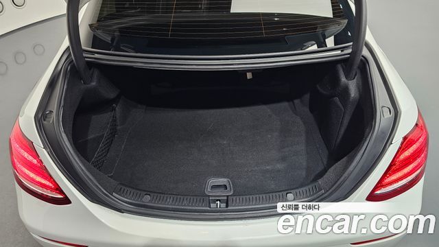 Mercedes-Benz E-Class 2017 — photo 26