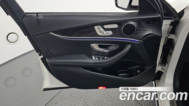 Mercedes-Benz E-Class 2017 — photo 14