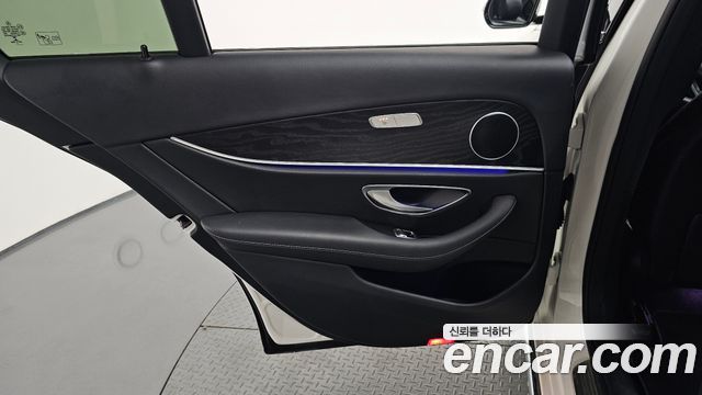 Mercedes-Benz E-Class 2017 — photo 15