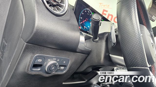 Mercedes-Benz GLB-Class 2021 — photo 15