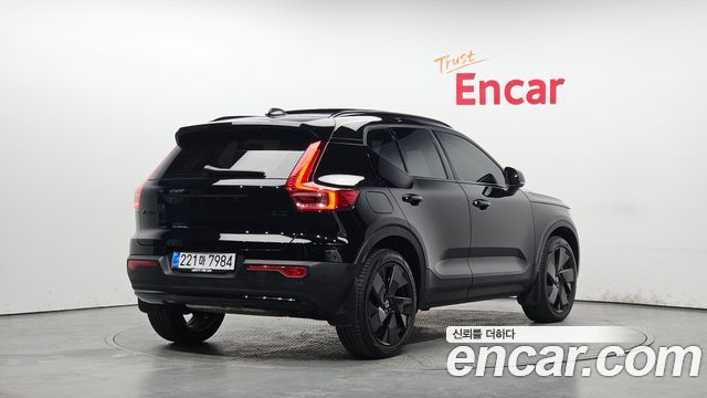 Volvo XC40 2025 — photo 2