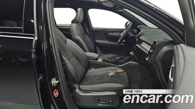 Volvo XC40 2025 — photo 13