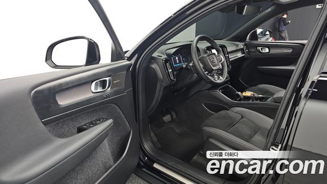Volvo XC40 2025 — photo 17