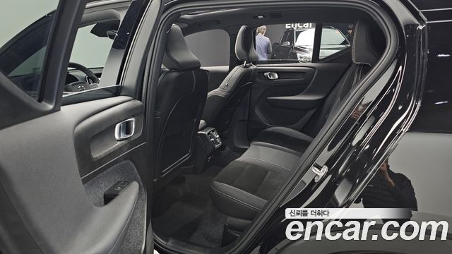 Volvo XC40 2025 — photo 18