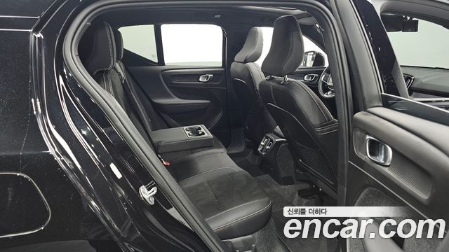 Volvo XC40 2025 — photo 16