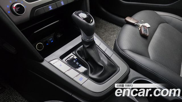Hyundai AVANTE 2017 — photo 12
