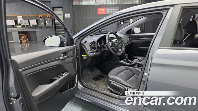 Hyundai AVANTE 2017 — photo 13