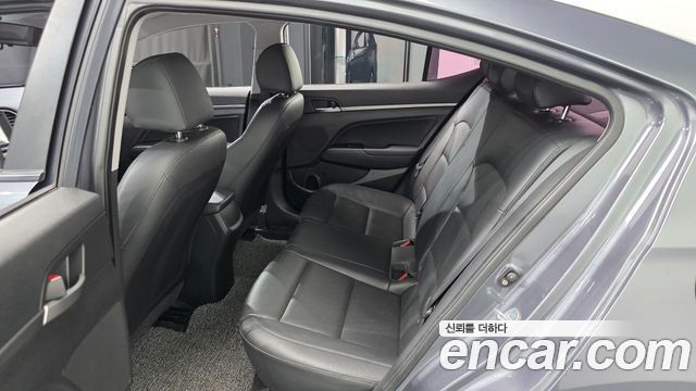 Hyundai AVANTE 2017 — photo 18