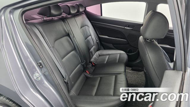 Hyundai AVANTE 2017 — photo 16