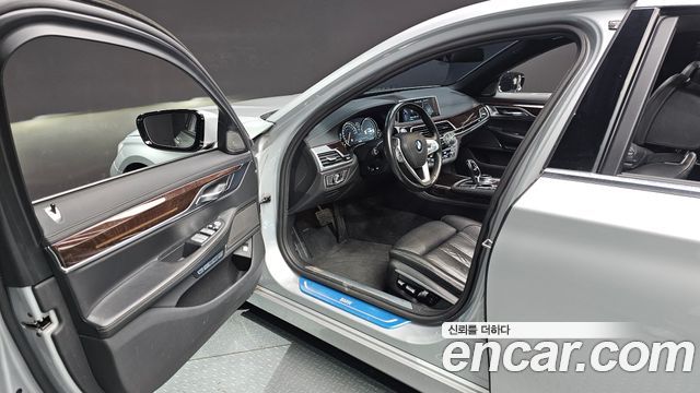 BMW 7-Series 2016 — photo 10