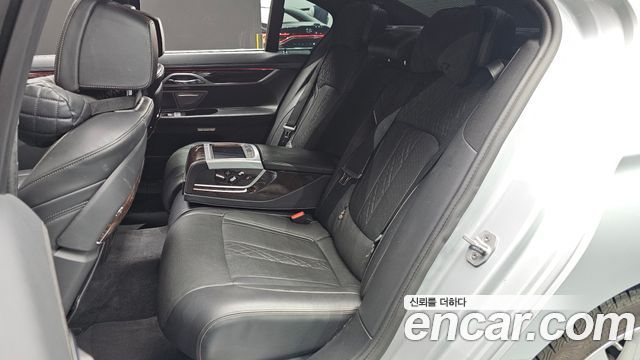 BMW 7-Series 2016 — photo 11