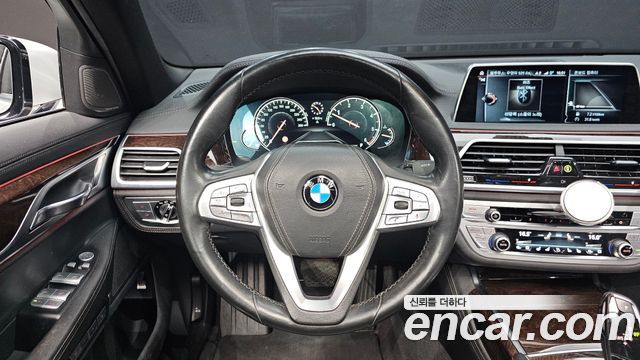 BMW 7-Series 2016 — photo 13