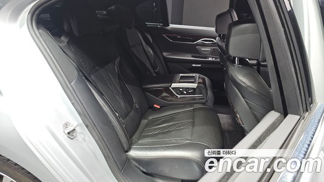 BMW 7-Series 2016 — photo 17