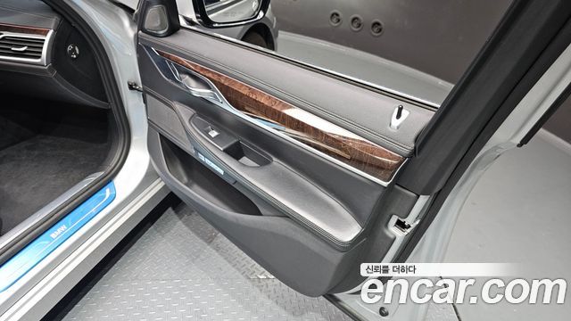 BMW 7-Series 2016 — photo 18