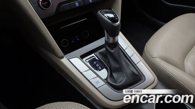 Hyundai AVANTE 2016 — photo 12