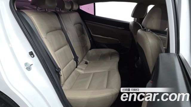 Hyundai AVANTE 2016 — photo 18