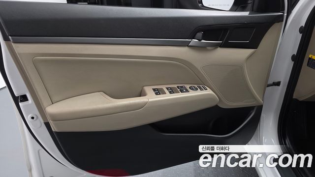 Hyundai AVANTE 2016 — photo 14