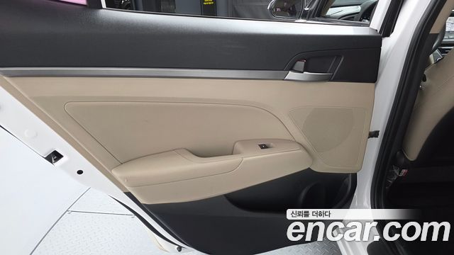 Hyundai AVANTE 2016 — photo 15
