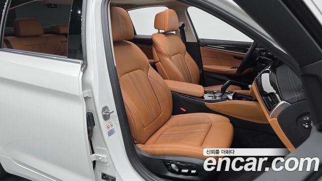 BMW 5-Series 2021 — photo 18