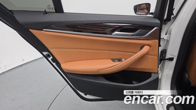 BMW 5-Series 2021 — photo 15