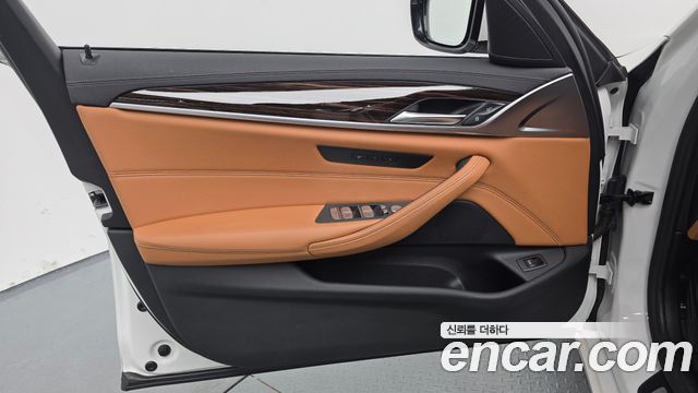 BMW 5-Series 2021 — photo 30