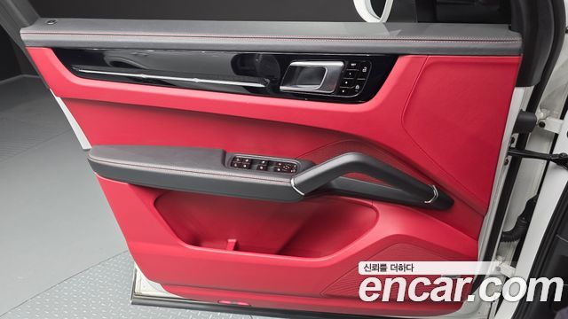 Porsche Cayenne 2021 — photo 14