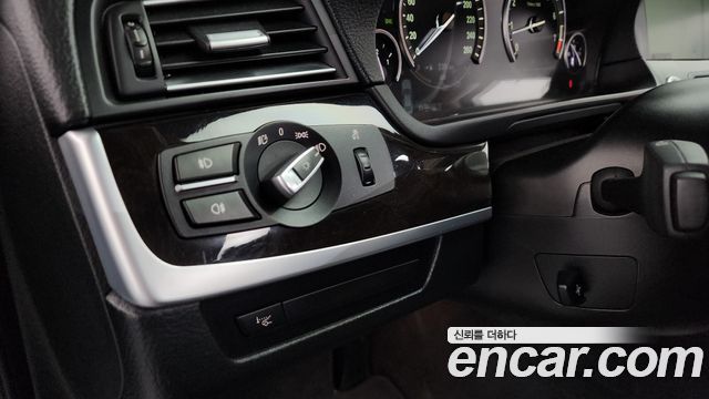 BMW 5-Series 2012 — photo 13