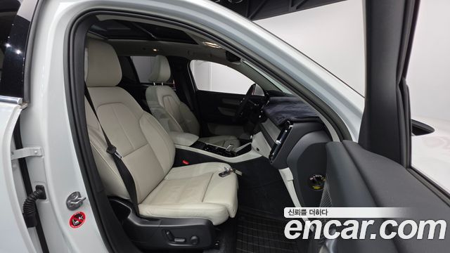 Volvo XC40 2023 — photo 10