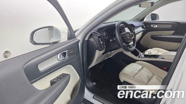 Volvo XC40 2023 — photo 12
