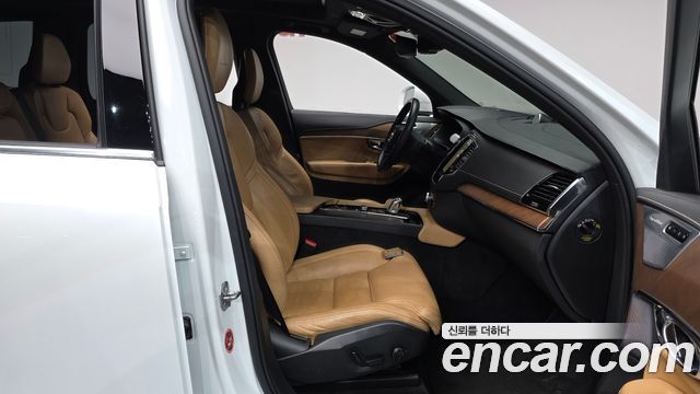 Volvo XC90 2018 — photo 16