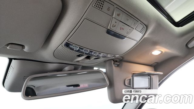 Mercedes-Benz C-Class 2018 — photo 28