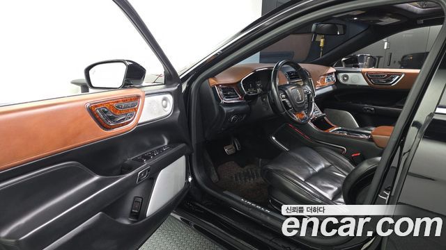 Lincoln Continental 2017 — photo 13