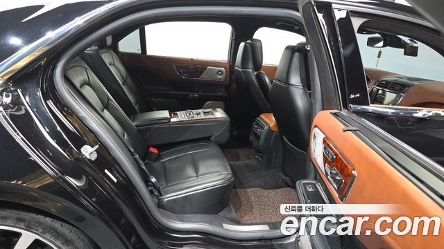 Lincoln Continental 2017 — photo 18