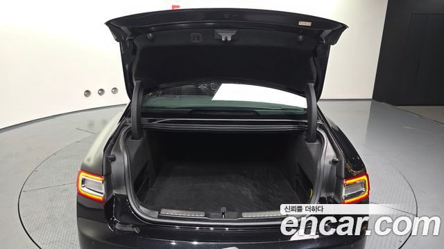 Lincoln Continental 2017 — photo 26