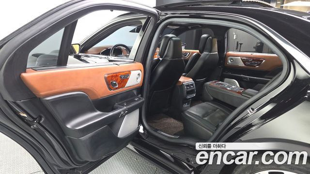 Lincoln Continental 2017 — photo 16