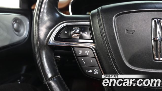 Lincoln Continental 2017 — photo 31