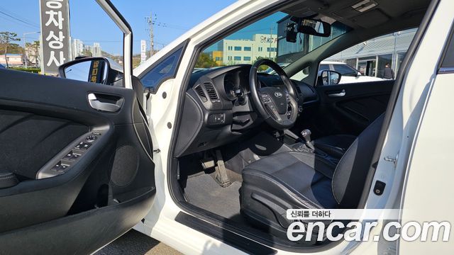 Kia K3 2015 — photo 10