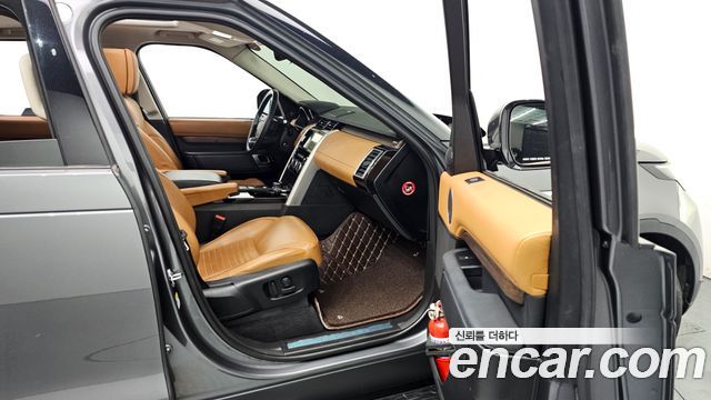 Land Rover Discovery 2017 — photo 16