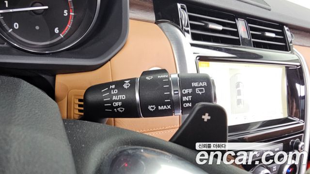 Land Rover Discovery 2017 — photo 28