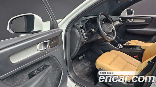 Volvo XC40 2021 — photo 17