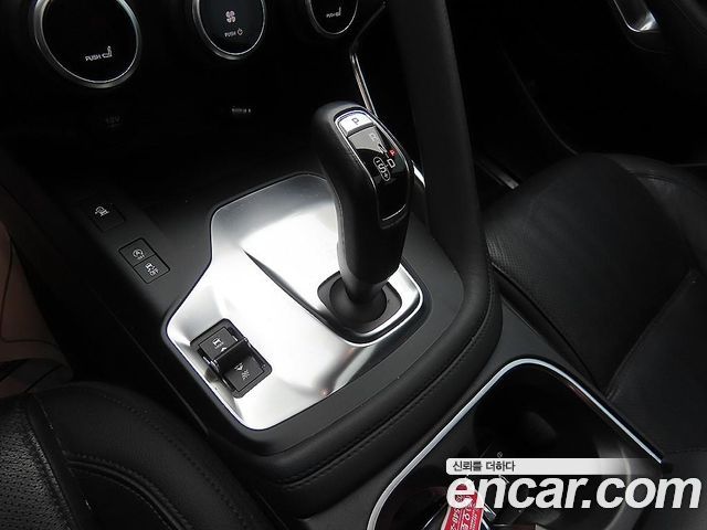 Jaguar E-PACE 2019 — photo 10
