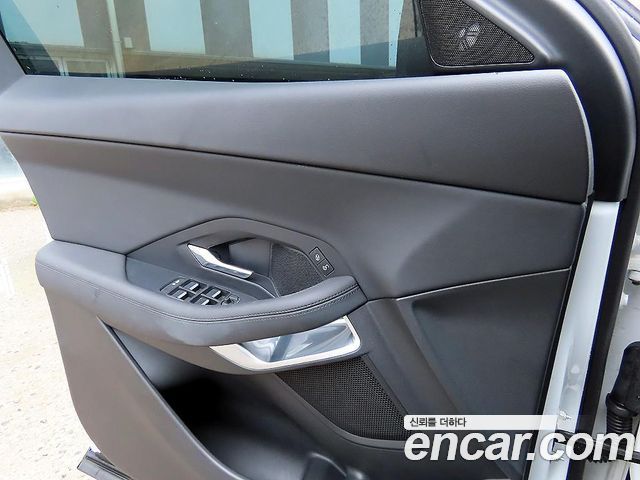 Jaguar E-PACE 2019 — photo 11
