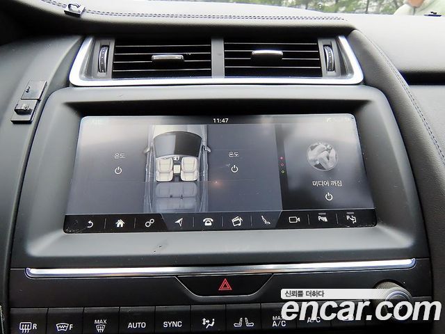 Jaguar E-PACE 2019 — photo 14