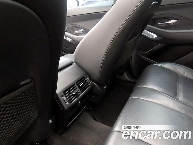 Jaguar E-PACE 2019 — photo 15